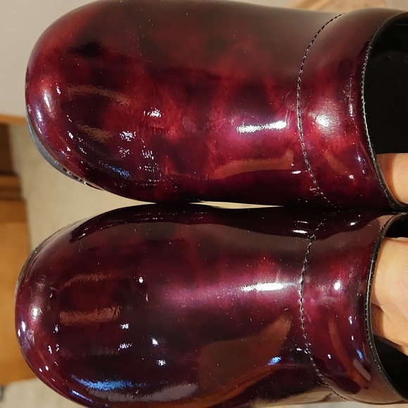 Dansko slip on clog shoe size 39 reddish/maroon color good work shoe - Picture 4 of 11